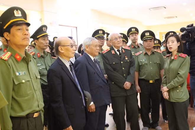 Các thế hệ lãnh đạo Cục An ninh Chính trị nội bộ về nguồn tại Khu lưu niệm 6 điều Bác Hồ dạy CAND.