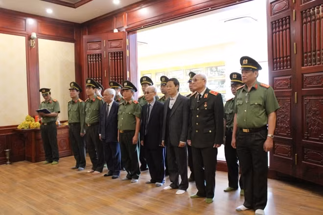 Các thế hệ lãnh đạo Cục An ninh Chính trị nội bộ về nguồn tại Khu lưu niệm 6 điều Bác Hồ dạy CAND.