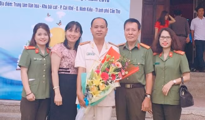 Thiếu tá Đoàn Công Trứ (lễ phục) và CBCS đơn vị