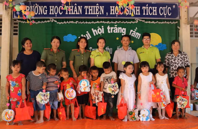 Đại diện Hội phụ nữ, Đoàn thanh niên Công an tỉnh Trà Vinh tặng quà các em nhỏ