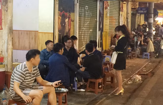 Các cô gái làm nghề PR đôi khi phải có sức chịu đựng đến nhẫn nhục. Ảnh minh họa