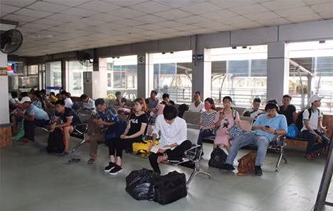 Người dân chờ xe tại bến xe Nước Ngầm