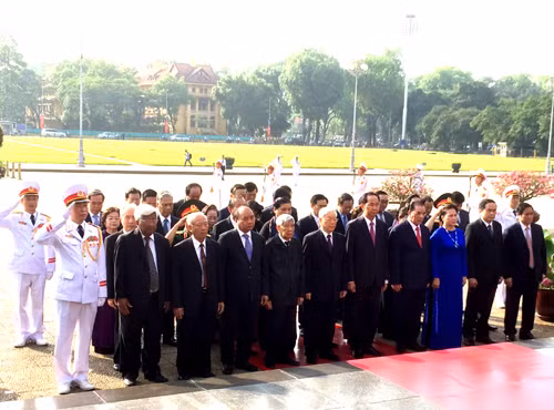 Các đồng chí lãnh đạo, nguyên lãnh đạo Đảng, Nhà nước tưởng nhớ Chủ tịch Hồ Chí Minh. Ảnh: VGP/Đình Hải Các đồng chí lãnh đạo, nguyên lãnh đạo Đảng, Nhà nước tưởng nhớ Chủ tịch Hồ Chí Minh. Ảnh: VGP/Đình Hải