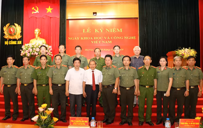Thứ trưởng Bùi Văn Thành và các đại biểu dự Lễ kỷ niệm. Thứ trưởng Bùi Văn Thành và các đại biểu dự Lễ kỷ niệm.
