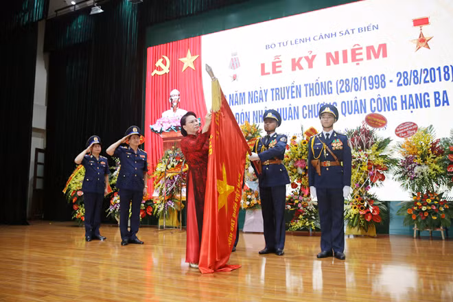 Chủ tịch Quốc hội Nguyễn Thị Kim Ngân trao Huân chương Quân công hạng Ba cho lực lượng Cảnh sát biển Việt Nam.