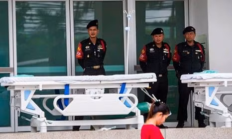 Bộ phận y tế sẵn sàng mọi khâu cấp cứu khi các cậu bé được đưa trở ra ngoài. Nguồn: Getty.