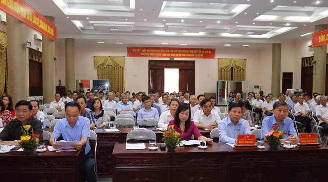 Các đại biểu dự buổi tiếp xúc cử tri