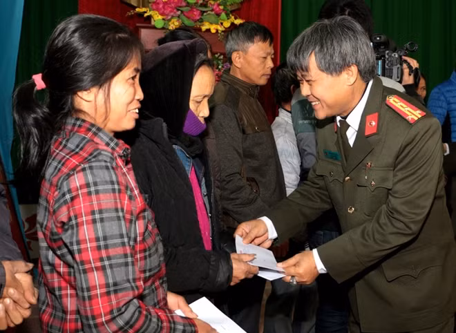 Đại tá Vũ Công Tuấn, Phó Giám đốc Công an tỉnh Bắc Ninh trao quà Tết cho người dân xã Trung Chính