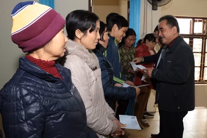 Ông Nguyễn Quốc Khánh, Tổng Giám đốc Công ty Phượng Hoàng trao quà cho người nghèo ở xã Phú Hòa