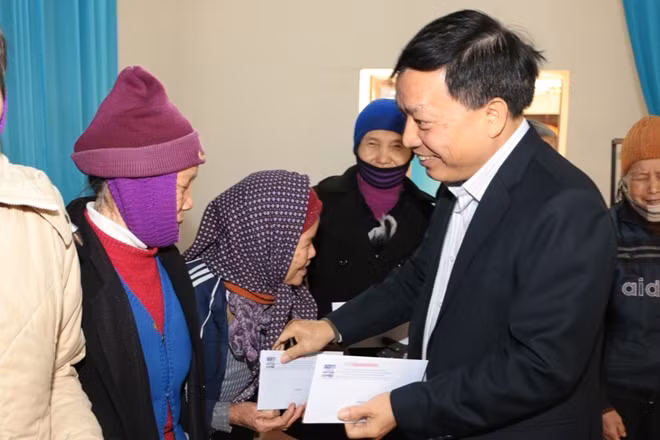 Ông Đoàn Văn Mạnh, Phó Chủ tịch Thường trực HĐND huyện Lương Tài trao quà Tết cho người dân xã Phú Hòa