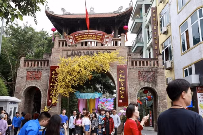Hàng ngàn du khách đến tham dự Tuần lễ Văn.hóa du lịch - Thương mại ở Vạn Phúc.