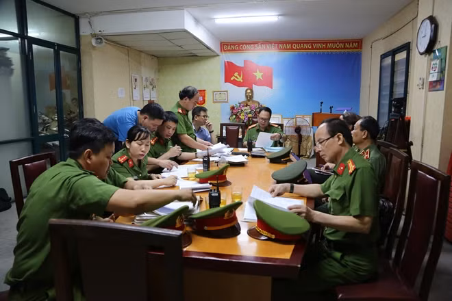 Cán bộ Cục Cảnh sát PCCC & CNCH Bộ Công an kiểm tra việc chấp hành pháp luật PCCC tại một chung cư.
