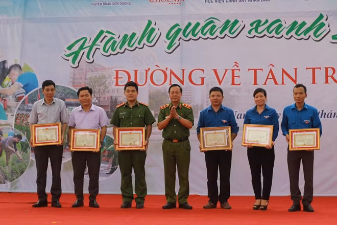 Trung tướng Nguyễn Xuân Yêm trao giấy khen cho các tập thể, cá nhân có thành tích.
