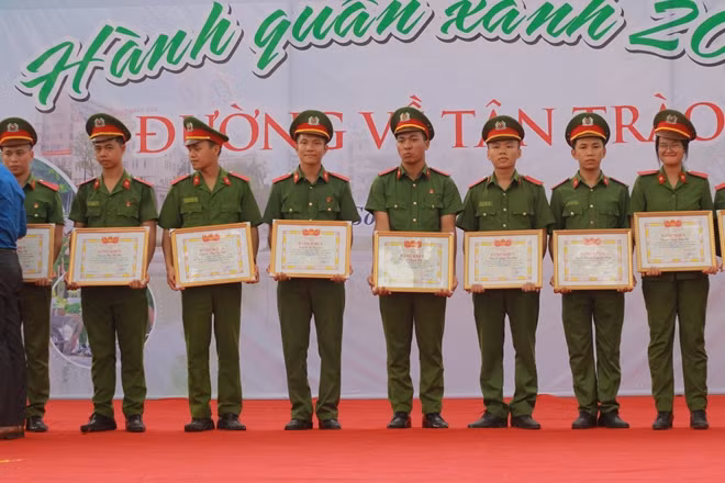 Các cá nhân xuất sắc được Tỉnh đoàn Tuyên Quang khen thưởng.