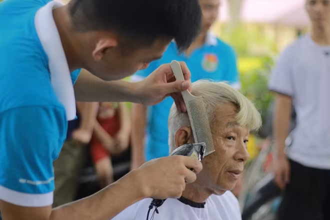 Chăm sóc các cụ già