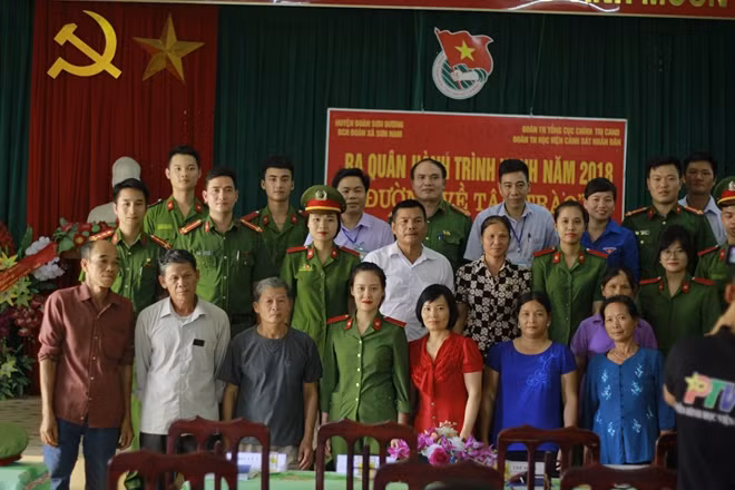 Đoàn tình nguyện với cấp ủy, chính quyền và người dân địa phương.