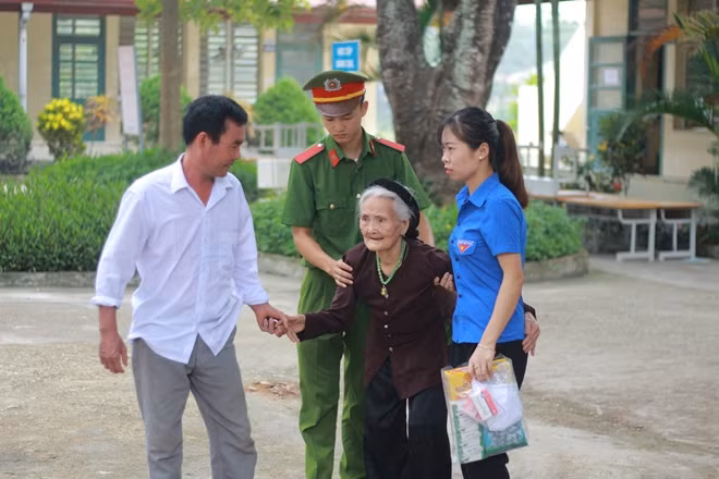 Học viên Học viện CSND thăm hỏi tặng quà gia đình chính sách.