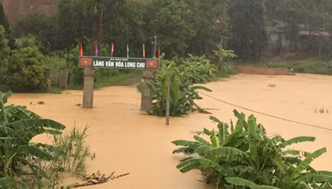 Nước sông Hồng dâng cao gây ngập lụt nhiều địa bàn ở Yên Bái.