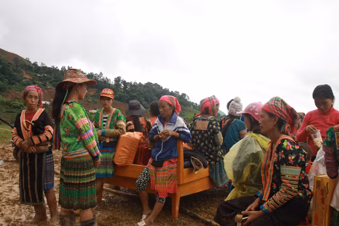 Gần 300 người dân bản Sáng Tùng đang trắng tay.