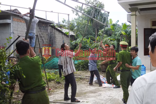 Cán bộ Công an giúp người nhà dựng rạp lo hậu sự nạn nhân xấu số.