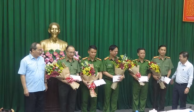 Bí thư Thành ủy Nguyễn Thiện Nhân tặng hoa Ban chuyên án. Ảnh vnn