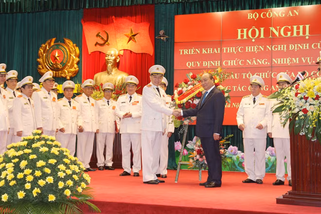 Thủ tướng Nguyễn Xuân Phúc tặng hoa chúc mừng Bộ trưởng Tô Lâm.