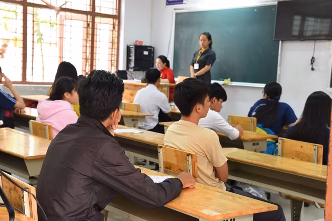 Thí sinh TP HCM nghe phổ biến quy chế thi.