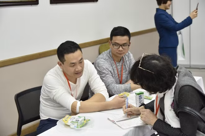 Anh Mai Đức Hạnh và Nguyễn Thế Hùng -những người đã hiến máu từ 8-11 lần tiếp tục tham gia hiến máu tình nguyện.
