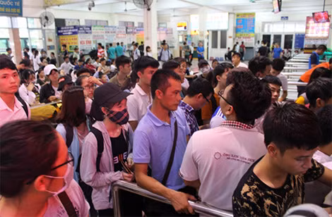 Cảnh chen chúc mua vé