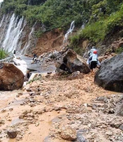 Những tảng đá nặng hàng tấn ập xuống đường.