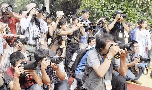 Phóng viên báo chí tác nghiệp. Phóng viên báo chí tác nghiệp.