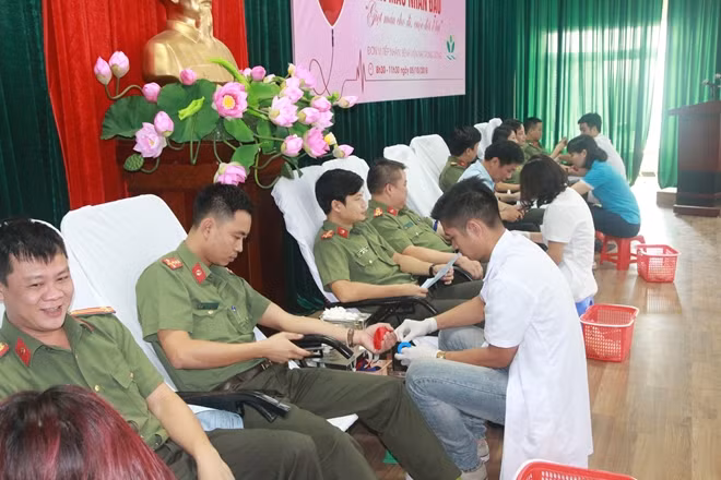 Lãnh đạo và CBCS Công an cửa khẩu Cảng hàng không quốc tế Nội Bài tham gia hiến máu tình nguyện.