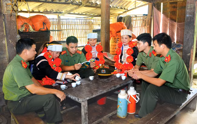 Công an Tuyên Quang tuyên truyền pháp luật cho người dân. Công an Tuyên Quang tuyên truyền pháp luật cho người dân.