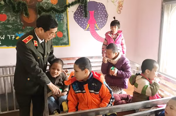 Thiếu tướng Phạm Văn Miên tặng quà, thăm hỏi các em nhỏ