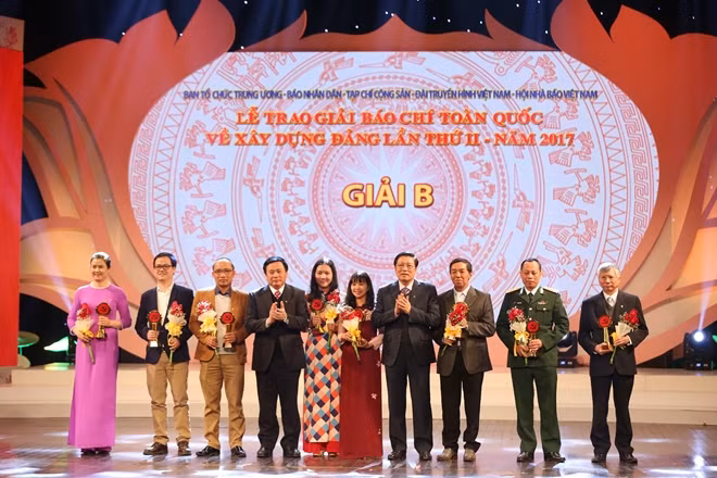 Ban Tổ chức trao giải B cho các tác giả Ban Tổ chức trao giải B cho các tác giả
