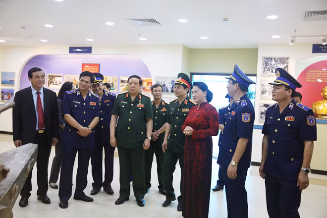 Chủ tịch Quốc hội Nguyễn Thị Kim Ngân thăm nhà truyền thống của lực lượng Cảnh sát biển