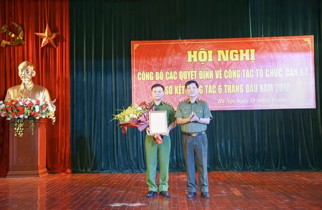 Thứ trưởng Nguyễn Văn Sơn trao Quyết định bổ nhiệm cho Trung tướng Phạm Quốc Cương.