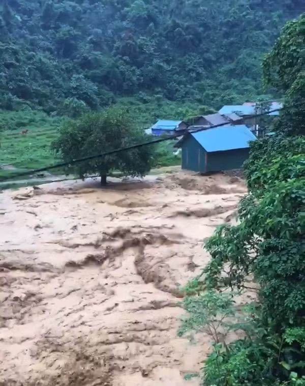 Cảnh tượng kinh hoàng khi lũ về