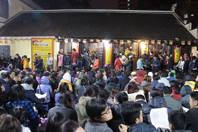Đến 19h, trong khuôn viên chùa Phúc Khánh đã có đông nghẹt người