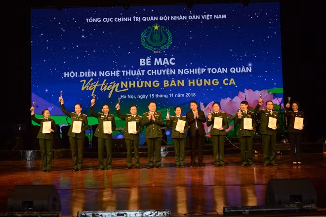 Thượng tướng Nguyễn Trọng Nghĩa và nhạc sĩ Nguyễn Quang Vinh trao cúp cho các chương trình, vở diễn đoạt giải xuất sắc.