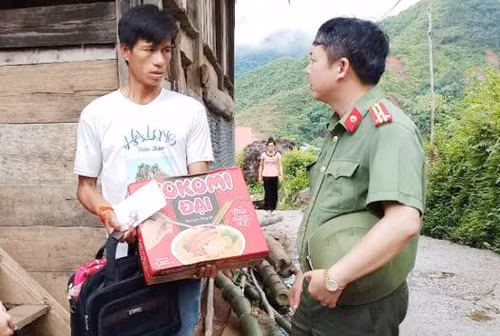 Thăm hỏi tặng quà bà con vùng lũ bản Nậm Chăm 2, xã Nậm Cha, huyện Sìn Hồ.