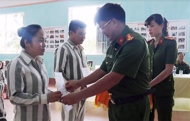 Giám thị Trại giam Ngọc Lý trao quyết định tha tù trước thời hạn có điều kiện cho phạm nhân. Giám thị Trại giam Ngọc Lý trao quyết định tha tù trước thời hạn có điều kiện cho phạm nhân.
