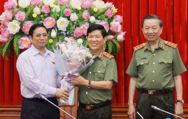 Đồng chí Phạm Minh Chính tặng hoa Thứ trưởng Nguyễn Văn Sơn. Đồng chí Phạm Minh Chính tặng hoa Thứ trưởng Nguyễn Văn Sơn.