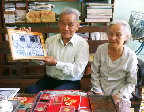 Ông Nguyễn Minh Hoàn cùng vợ xem những kỷ vật. Ông Nguyễn Minh Hoàn cùng vợ xem những kỷ vật.