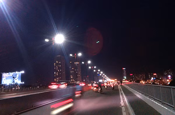 Cầu Sài Gòn về đêm.