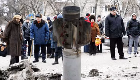 Phần còn lại của tên lửa bắn vào khu vực do quân đội Ukraine kiểm soát ở thị trấn Kramatorsk hôm 10/2 làm 30 người thương vong. Ảnh: Reuters.
