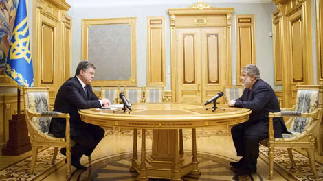 Tổng thống Petro Poroshenko (trái) và Thống đốc Igor Kolomoysky tại cuộc họp ngày 25/3 ngay trước khi ông Poroshenko ký sắc lệnh cách chức ông Kolomoysky.