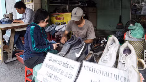 Cô Đoàn Thị Nga đã dành thời gian hơn 1 tháng trời để tìm bằng được tiệm sửa giày của Lý Ngọc Bình, thỏa mãn tâm nguyện tìm đúng địa chỉ để ủng hộ những người có hoàn cảnh khó khăn.