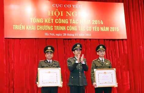Thượng tướng Đặng Văn Hiếu, Thứ trưởng Thường trực Bộ Công an trao Bằng khen của Bộ Công an tặng các tập thể, cá nhân có thành tích xuất sắc. Thượng tướng Đặng Văn Hiếu, Thứ trưởng Thường trực Bộ Công an trao Bằng khen của Bộ Công an tặng các tập thể, cá nhân có thành tích xuất sắc.