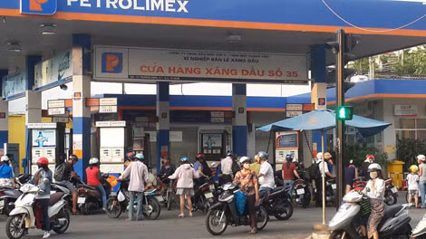 Giá xăng tăng, nhưng vì nhu cầu đi lại, người dân vẫn phải chen chân tại các cây xăng.